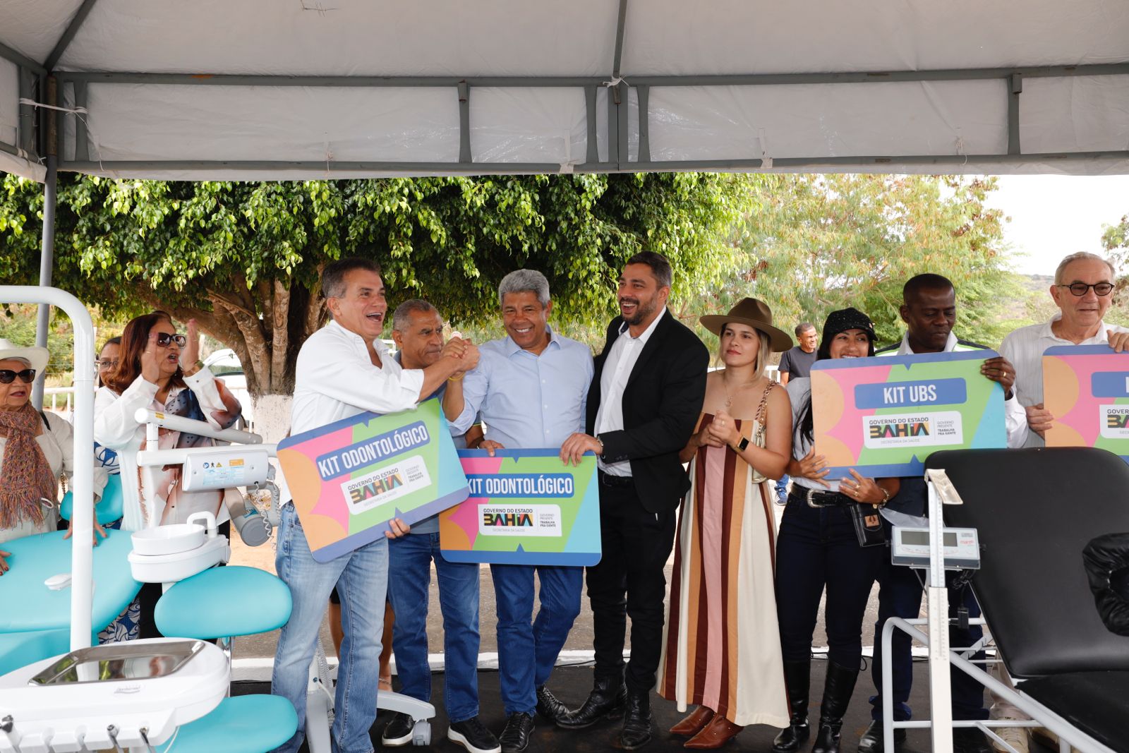 Imagem de Em Ibiquera, governador entrega equipamentos para a saúde e participa de tradicional vaquejada
