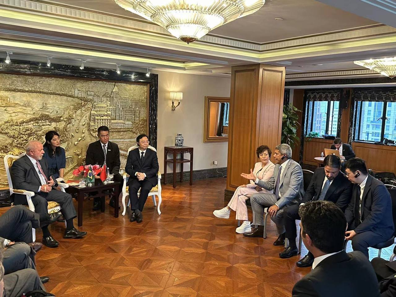 Imagem de Em reunião com Jerônimo, Lula garante apoio para implantação de fábrica chinesa de veículos elétricos na Bahia