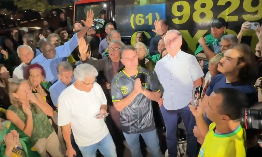 Imagem de Apoiadores fazem vigília em Brasília após prisão de Jair Bolsonaro