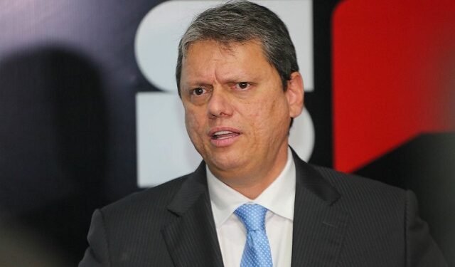 Imagem de Tarcísio de Freitas avalia deixar o Republicanos após partido sinalizar apoio a Lula