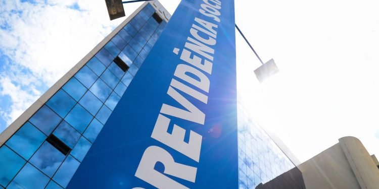 Imagem de Alexandre de Moraes atende INSS e suspende todos os processos sobre a ‘revisão da vida toda’