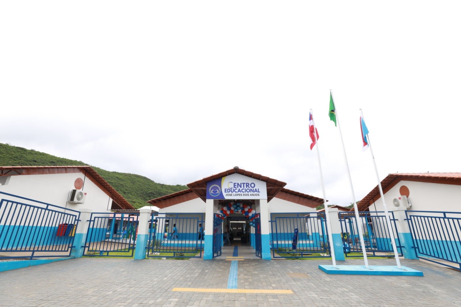 Imagem de Governo do Estado entrega escola e mercado em Novo Horizonte e autoriza obras em Macaúbas