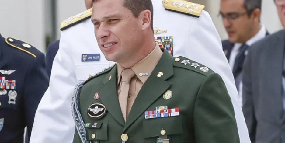 Imagem de Advogado de Mauro Cid se afasta do caso