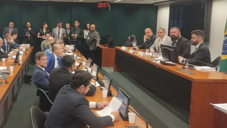 Imagem de Comissão da Câmara aprova PL para desarmar segurança de Lula e de ministros