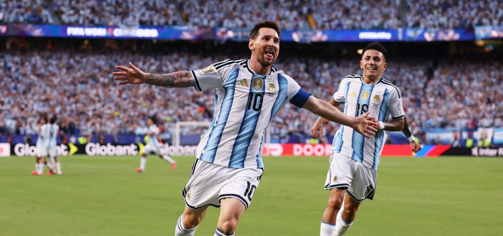 Imagem de Messi faz hat-trick histórico, Argentina vence a Argélia e inicia defesa do título com autoridade