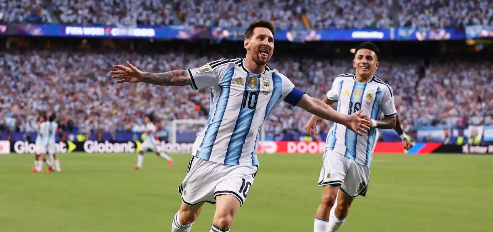 Imagem de Messi faz hat-trick histórico, Argentina vence a Argélia e inicia defesa do título com autoridade