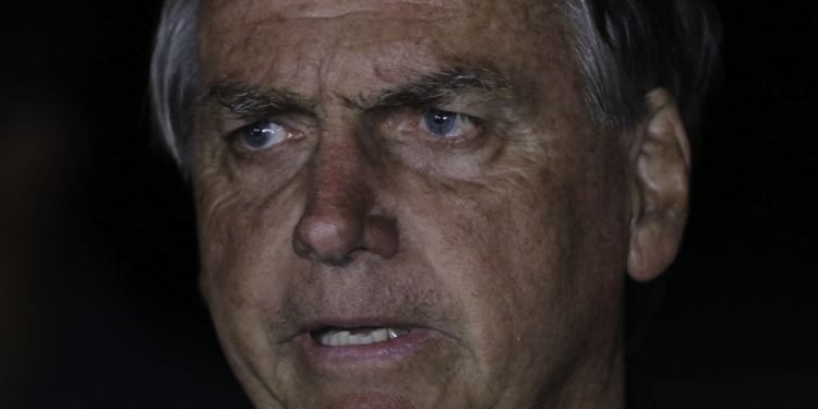 Imagem de PF faz buscas na casa de Bolsonaro e prende Mauro Cid e mais 5