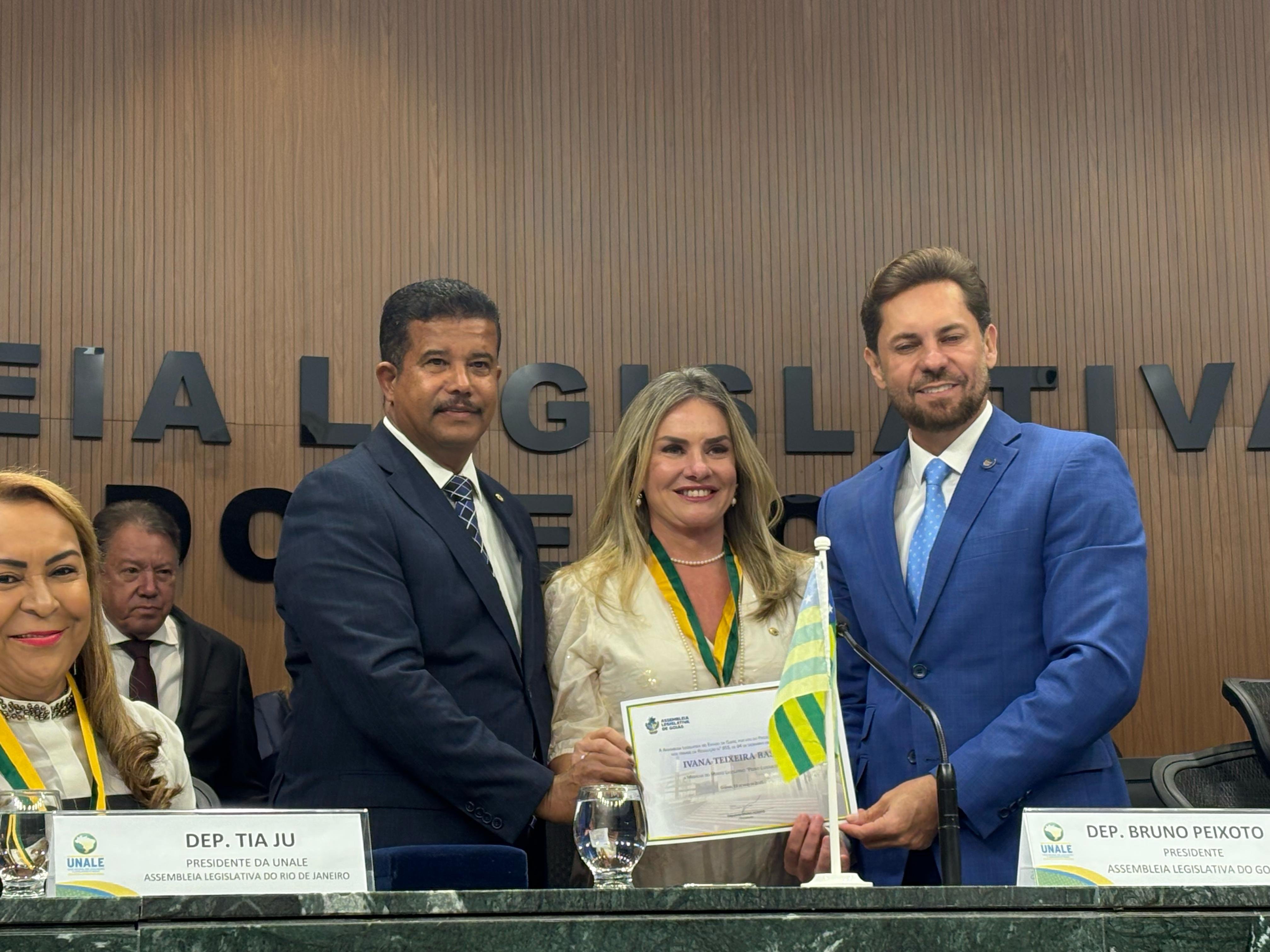 Imagem de Presidente da ALBA, Ivana Bastos, e comitiva baiana recebem a maior honraria do Estado de Goiás