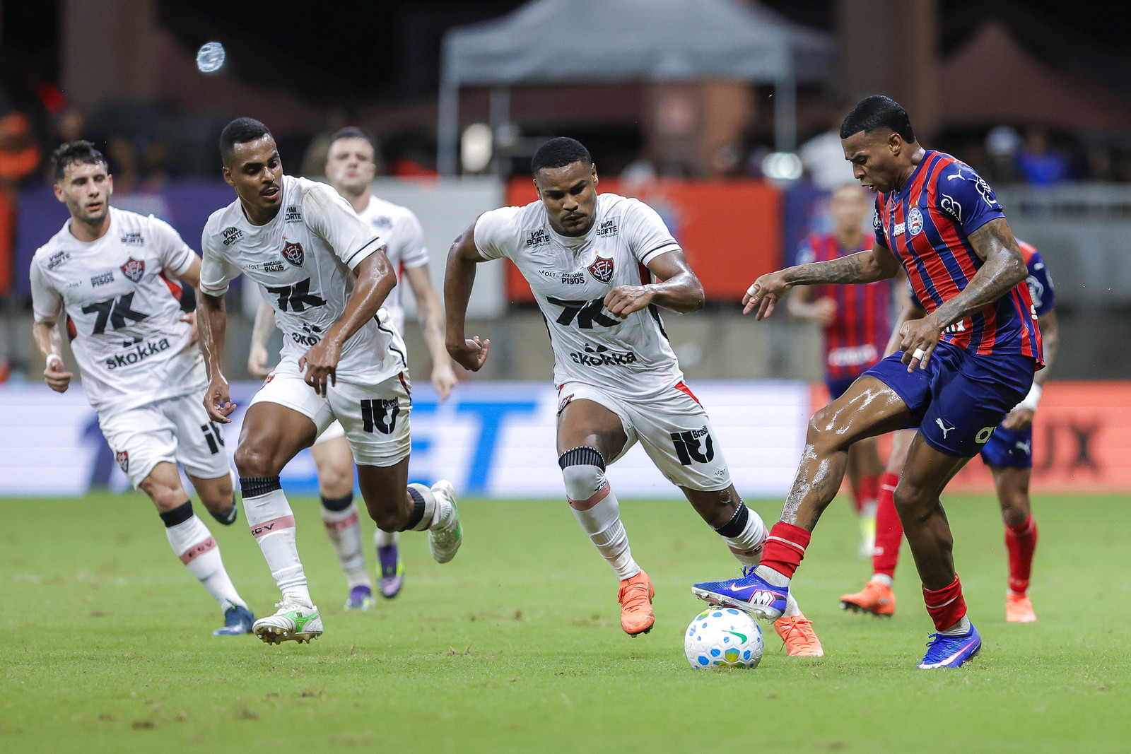 Imagem de Bahia e Vitória empatam na Fonte Nova em clássico movimentado pelo Brasileirão