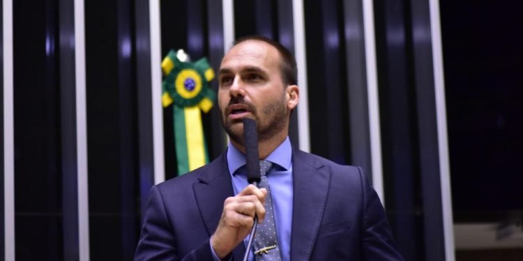 Imagem de ‘Bolsonaro não mandou ninguém ir para as ruas’, diz Eduardo sobre 8 de Janeiro