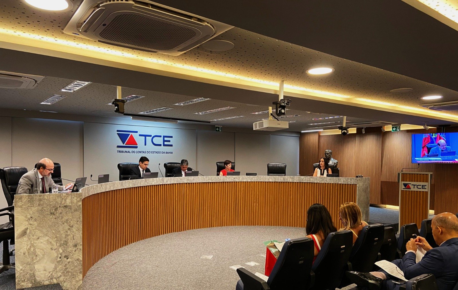 Imagem de 2ª Câmara do TCE/BA imputa débito de R$ 513 mil e aplica multa de R$ 5 mil a ex-prefeita de Ubaitaba