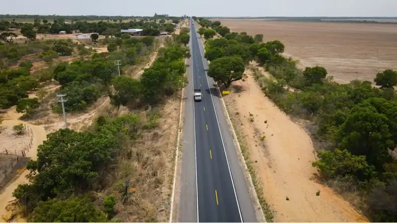 Imagem de Ônibus com 42 passageiros tomba no oeste da Bahia; vítimas são levadas para hospitais da região