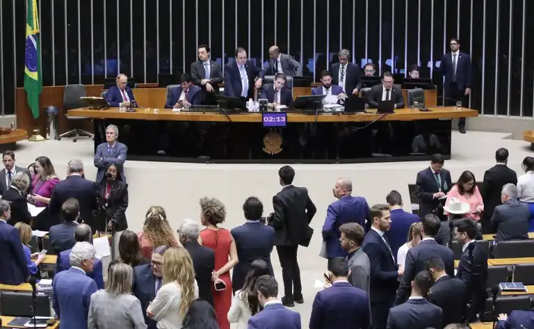 Imagem de Em vitória da oposição, Câmara aprova com 311 votos a urgência para anistia do 8 de janeiro