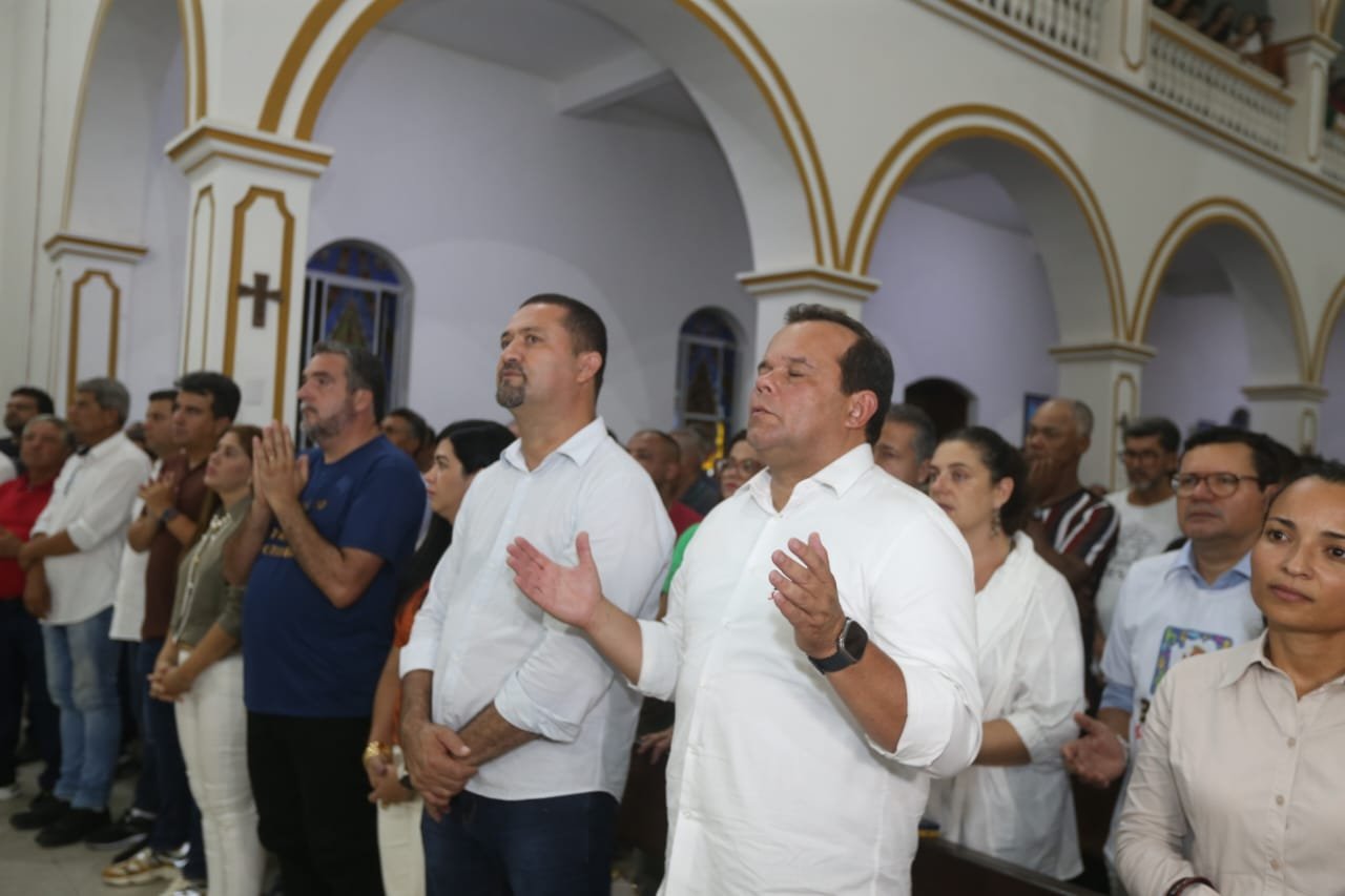 Imagem de Em Serrinha, governador em exercício participa da Procissão do Fogaréu e entrega alimentos da campanha do Bahia Sem Fome