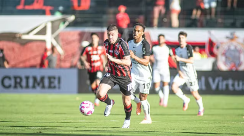 Imagem de Com um jogador a menos, Corinthians marca no fim e bate o Vitória