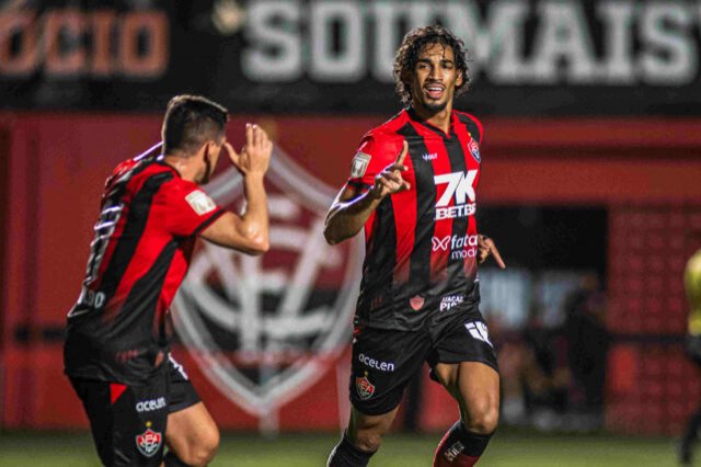 Imagem de Vitória pressiona e vence o Porto por 2 a 1 com gol no fim