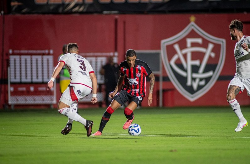 Imagem de Vitória é derrotado pelo Flamengo em casa e perde a segunda na Série A