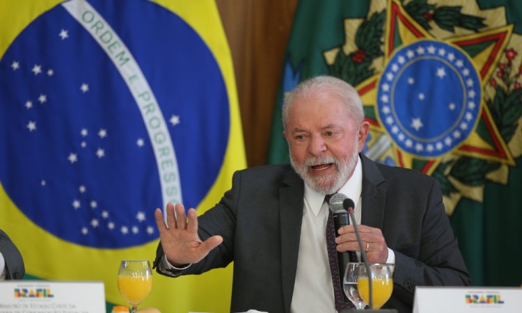 Imagem de Lula ataca Bolsonaro e recicla slogan de Temer em evento de 100 dias do governo