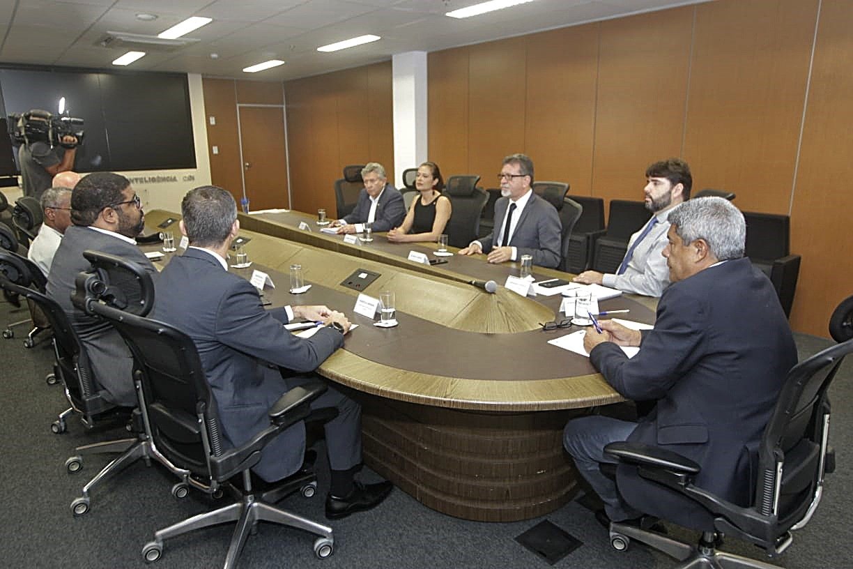 Imagem de Governador Jerônimo reúne áreas de Segurança e Justiça para atuação em conjunto