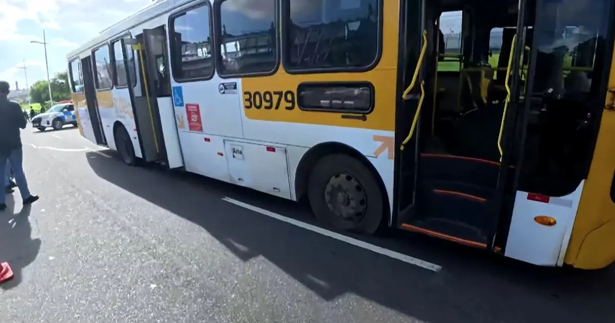 Imagem de Ex-funcionário pega ônibus sem autorização e PM atira nos pneus para conter veículo na Avenida Paralela