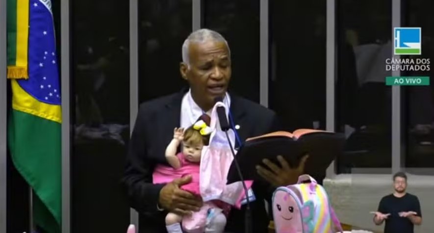 Imagem de 'Minha neta': Pastor Isidório leva bebê reborn ao plenário e viraliza