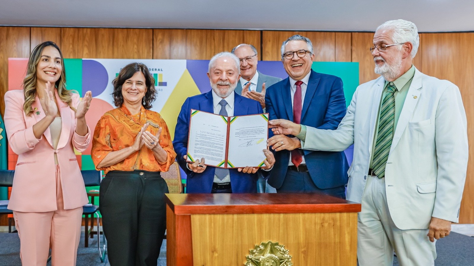 Imagem de Lula sanciona PL relatado por Solla para regular profissão de sanitarista