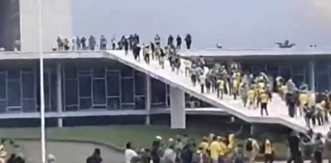 Imagem de Manifestantes invadem Congresso Nacional e prédio do STF