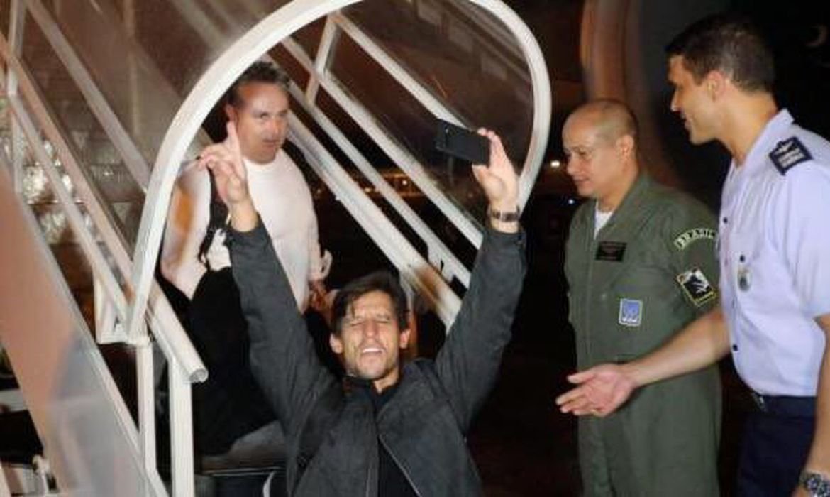 Imagem de Avião da FAB chega com brasileiros e turcos sobreviventes do terremoto