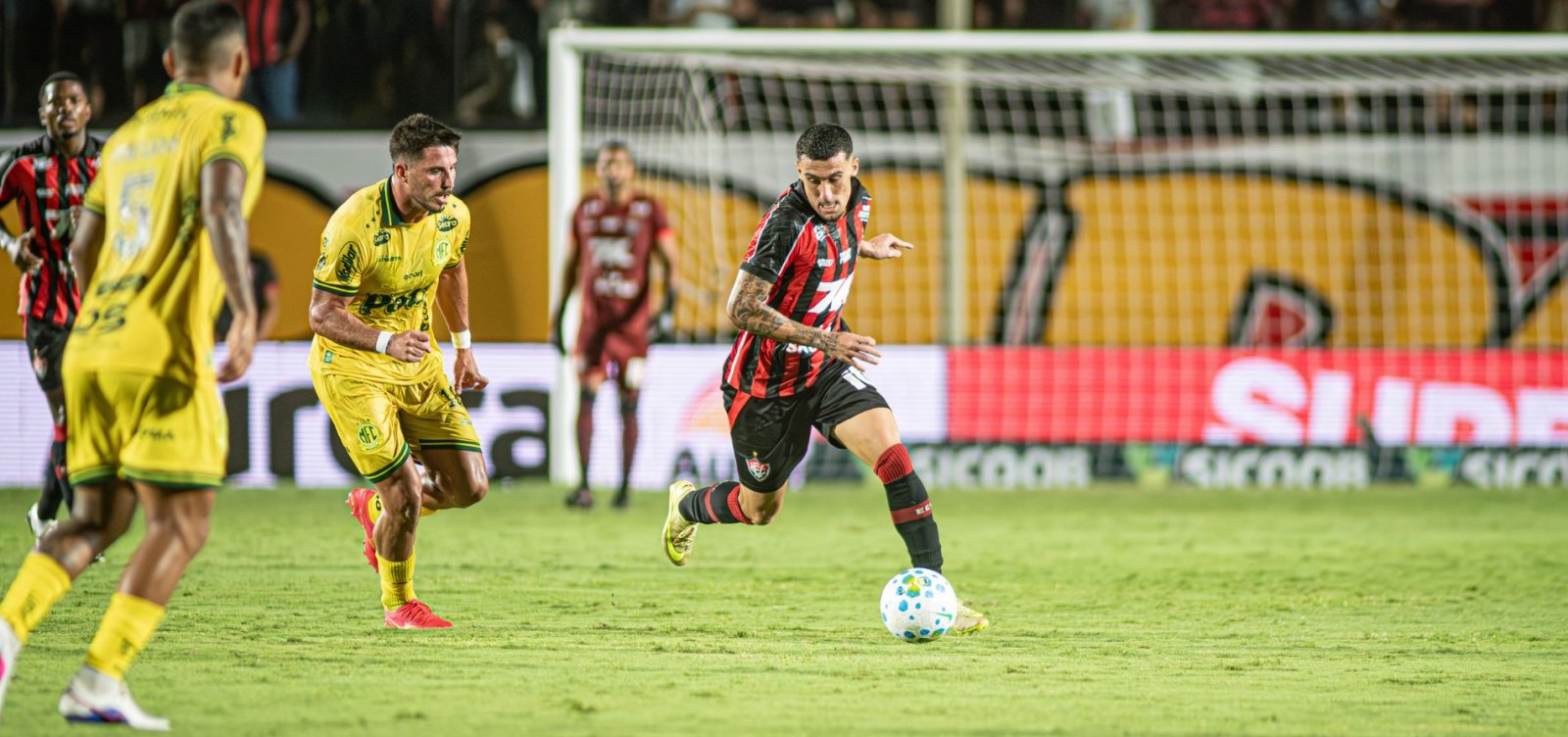 Imagem de Vitória vence o Mirassol no Barradão com gol de Baralhas e sobe na tabela do Brasileirão