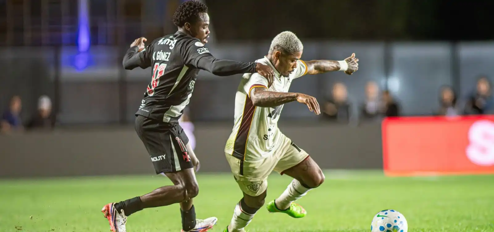 Imagem de Vitória não aproveita expulsão, perde para o Vasco e vai decidir vaga no Barradão