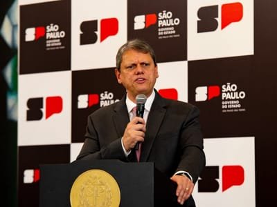 Imagem de Tarcísio pressiona Hugo Motta a pautar PL que propõe anistia aos condenados pelo 8 de Janeiro