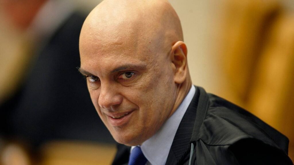 Imagem de Moraes cancela passaportes e bloqueia contas dos jornalistas Paulo Figueiredo e Constantino